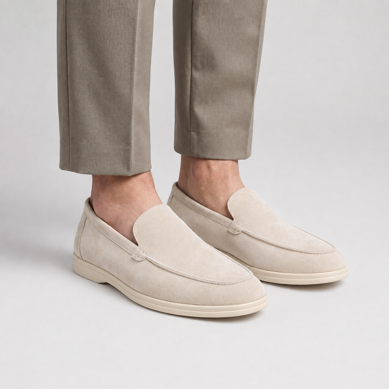Mocassins en daim écru portés avec un pantalon taupe, semelle crème et coupe basse