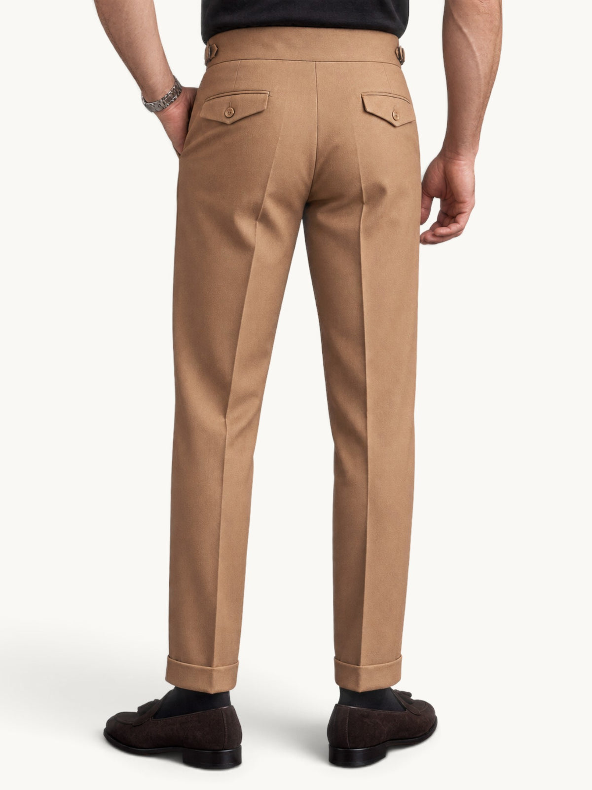 Pantalon beige clair à pinces, vue arrière sur modèle, taille haute avec revers