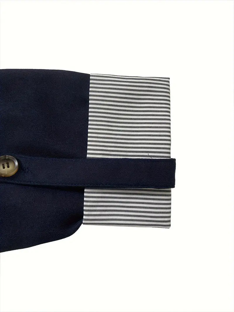 Détail de la manche retroussée, poignet à fines rayures et patte de maintien