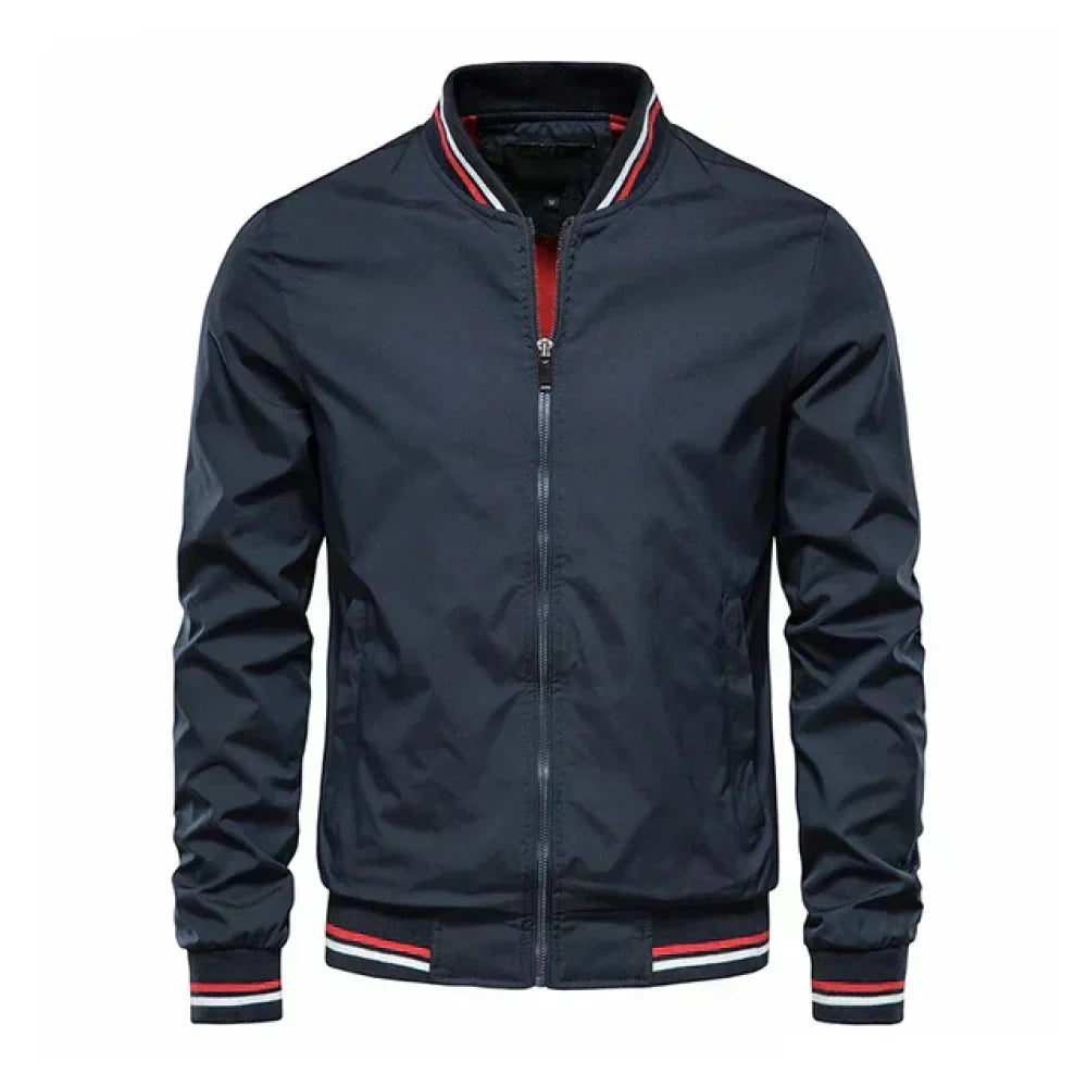 Blouson bombardier bleu marine fermé, col côtelé rayé rouge et blanc, poches latérales