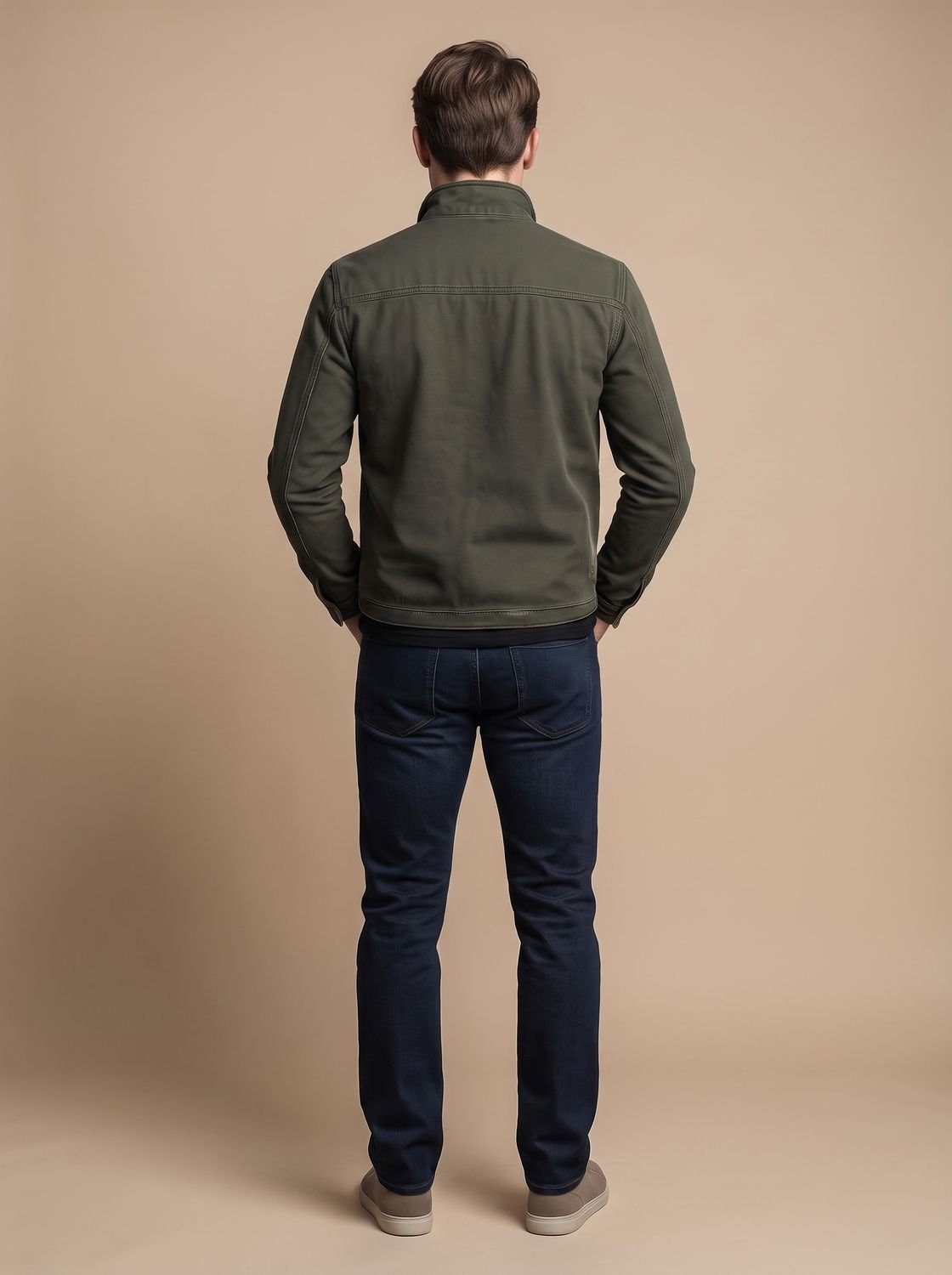 Blouson en coton vert armée porté, vue de dos