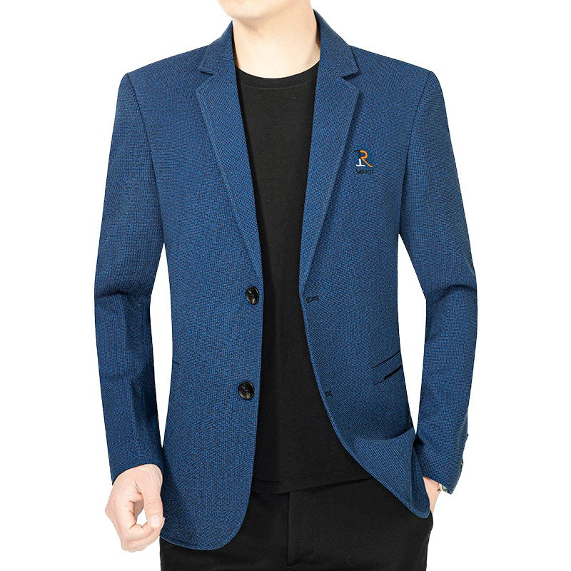 Blazer bleu texturé à simple boutonnage porté sur un tee-shirt noir, vue de face