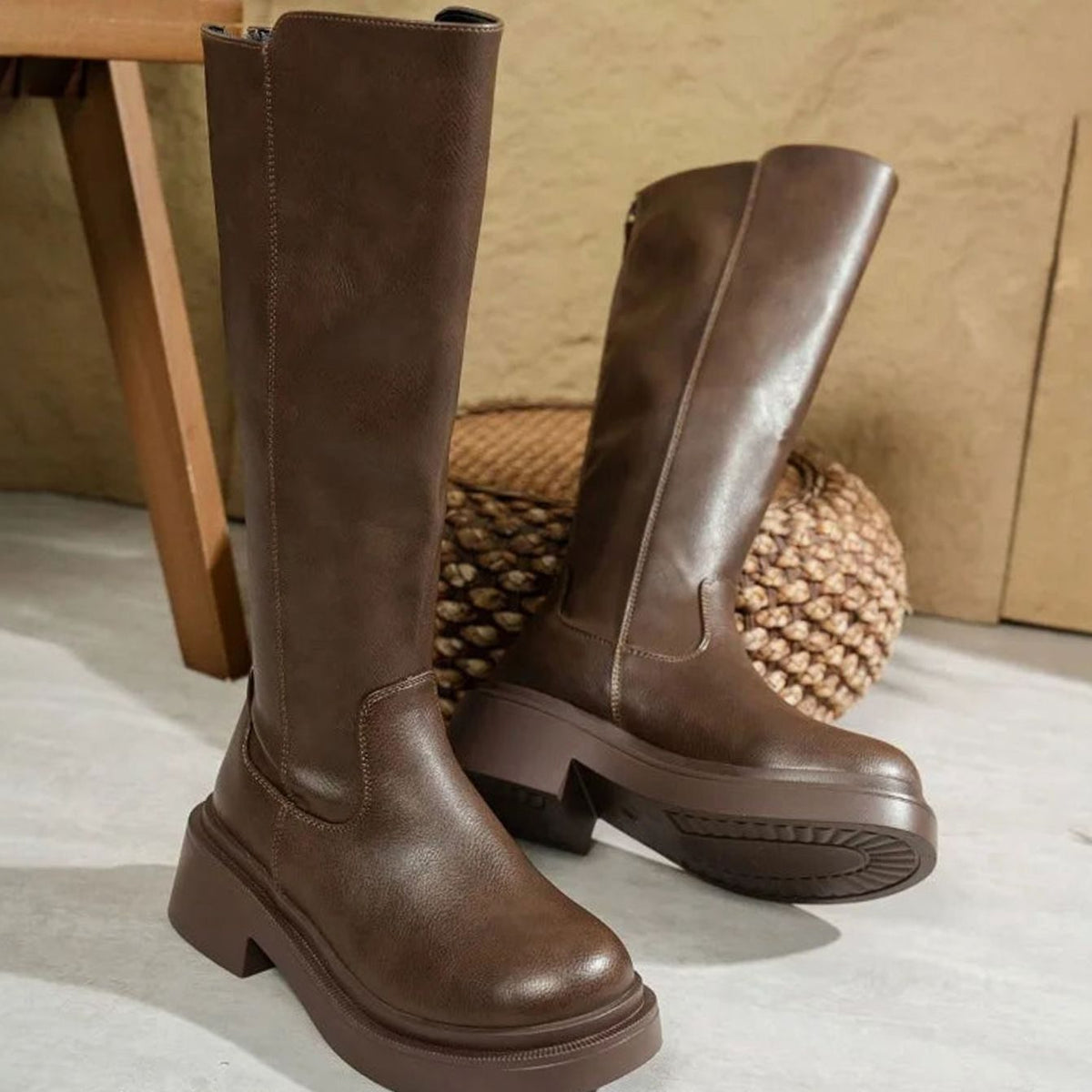 Bottes hautes semelle épaisse, coloris marron, présenté à plat
