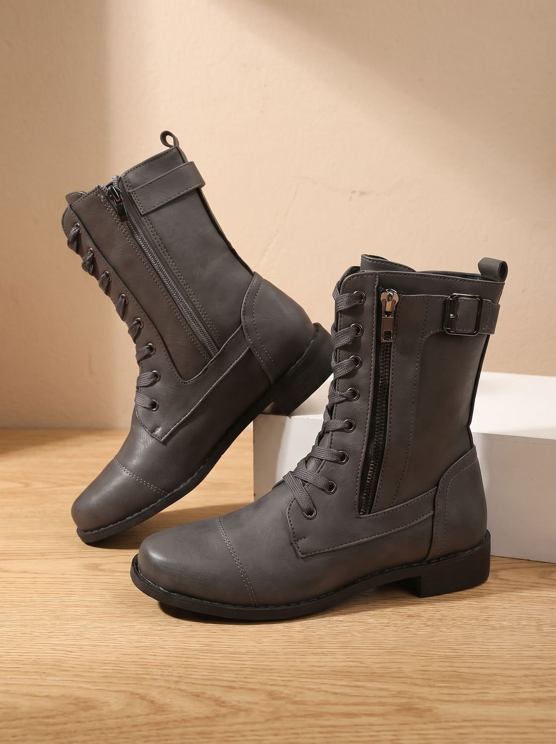 Bottes mi-mollet lacées, coloris gris foncé, vue de face