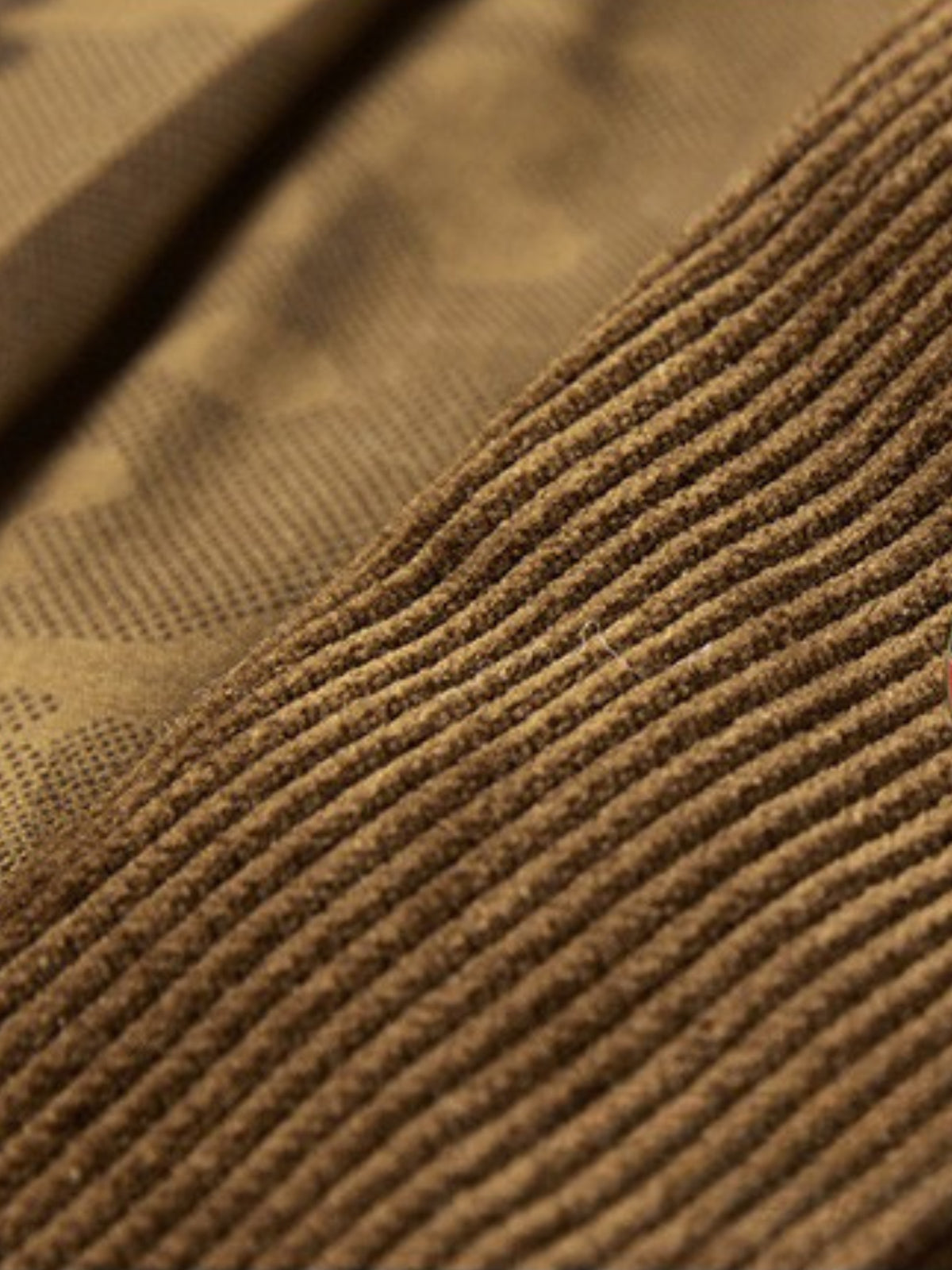 Détail de la texture du velours côtelé camel et de la doublure du blazer