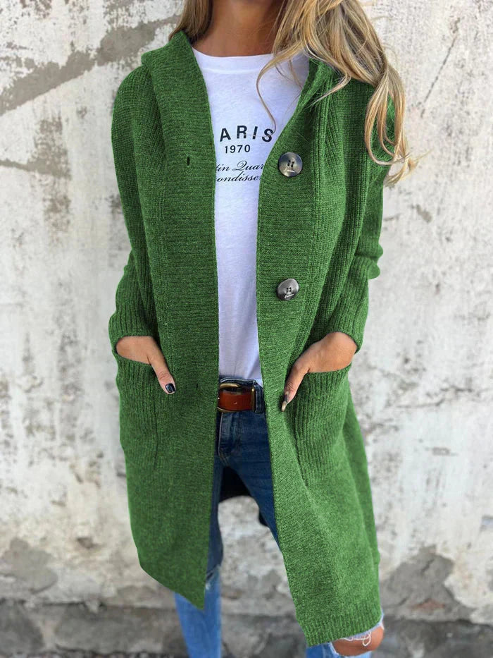 Cardigan long à capuche, coloris vert, porté en tenue