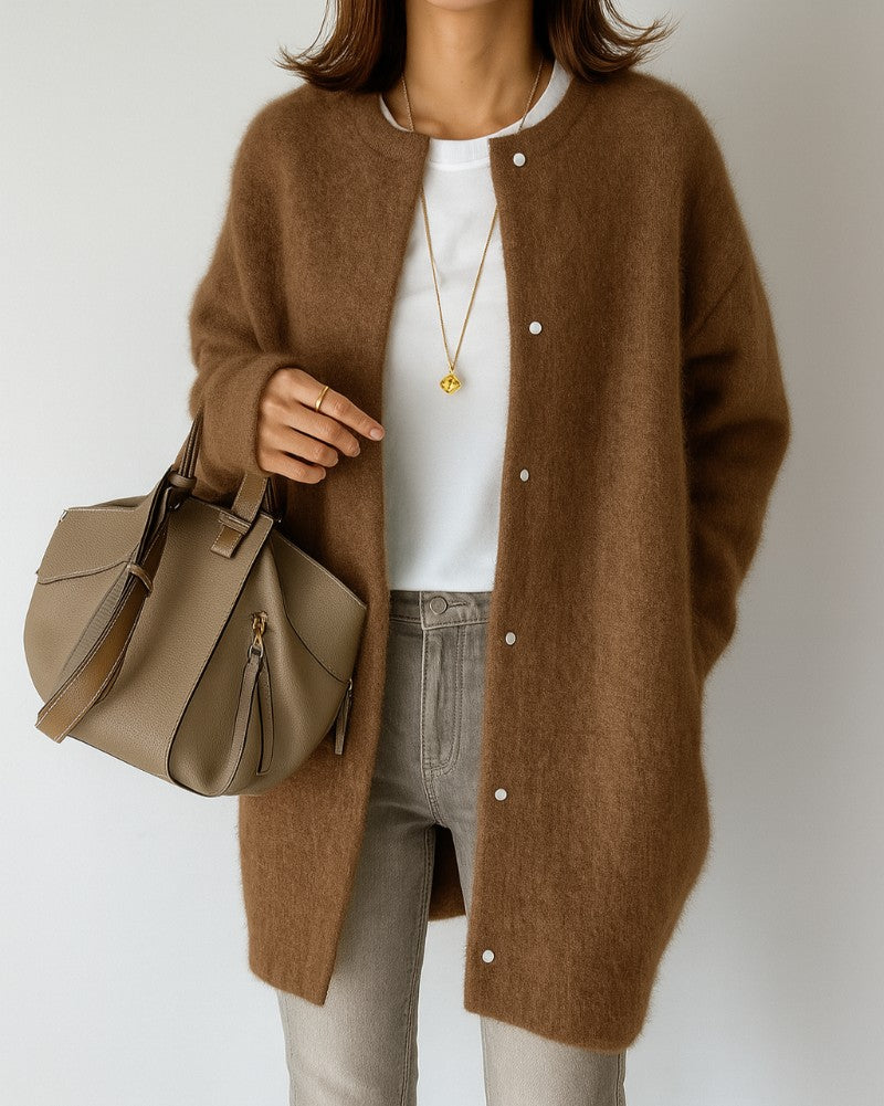 Cardigan long col rond, coloris caramel, porté en tenue