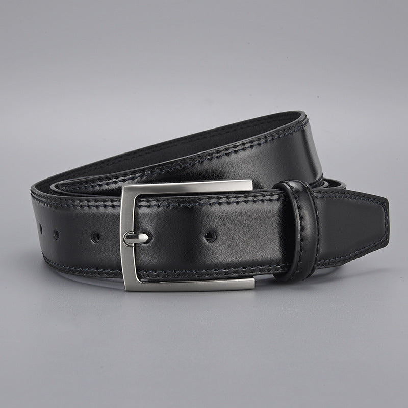Ceinture en cuir noir enroulée, boucle carrée argentée à ardillon et surpiqûres ton sur ton