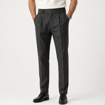 Pantalon fuselé à pinces et passants de ceinture