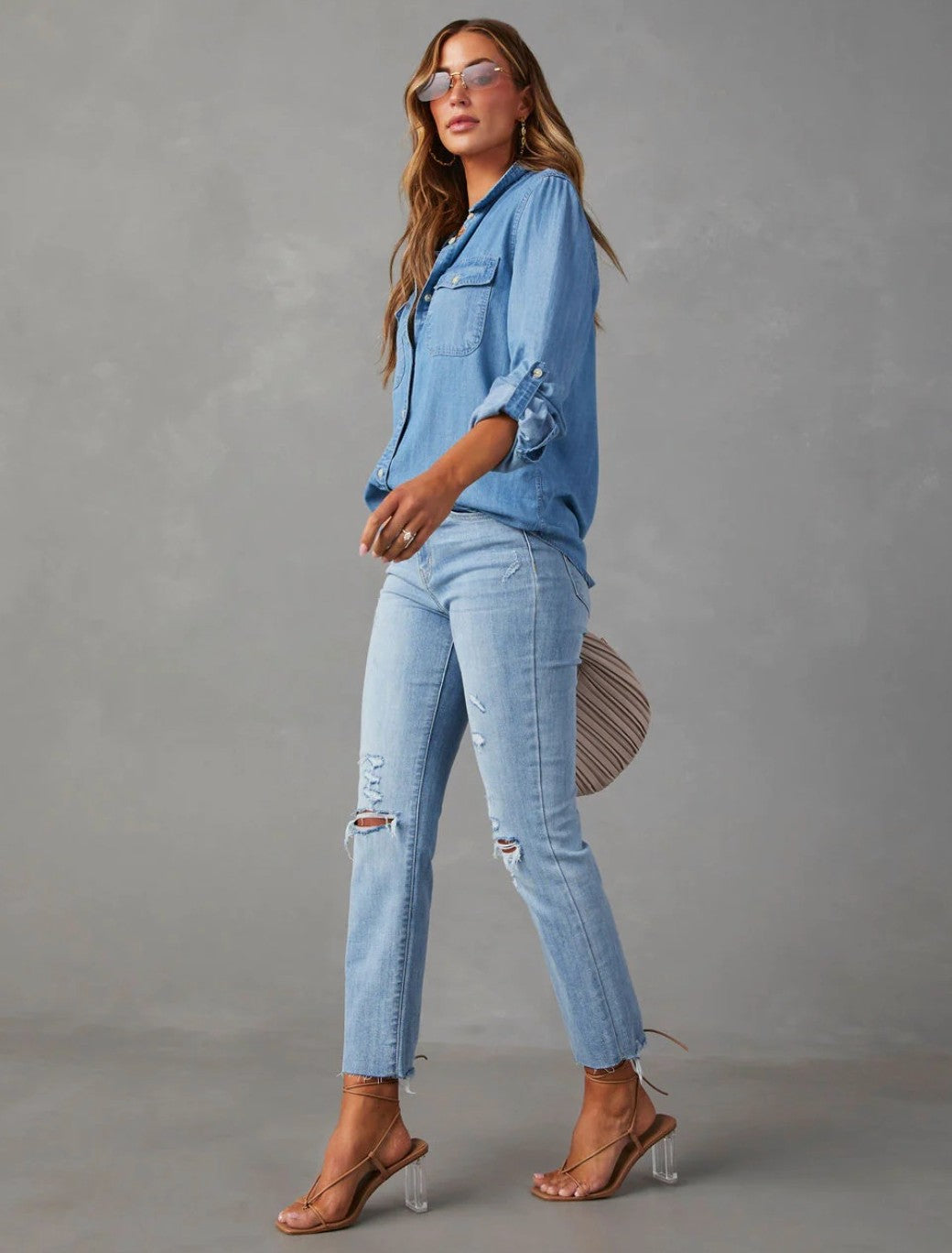 Chemise boutonnée poches poitrine, coloris bleu denim, vue de trois quarts