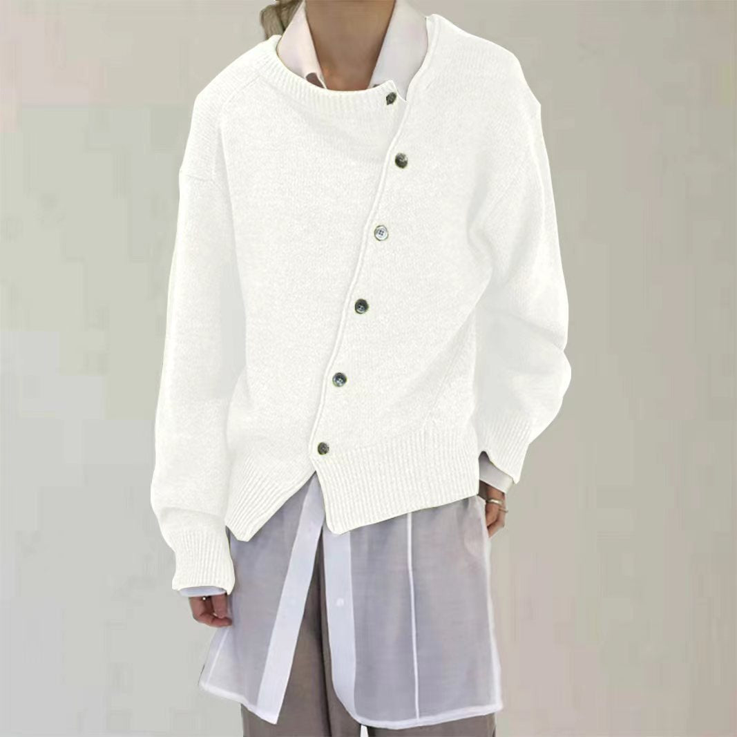 Gilet boutonné en biais, coloris blanc, porté en tenue
