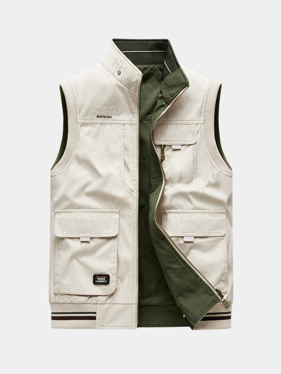 Gilet sans manches beige à col montant, ouvert sur sa face réversible vert kaki