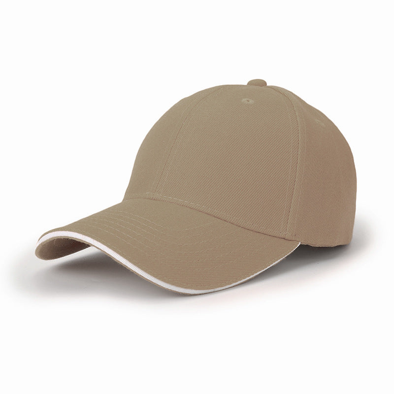 Casquette de baseball kaki à visière bordée de blanc, vue de trois quarts