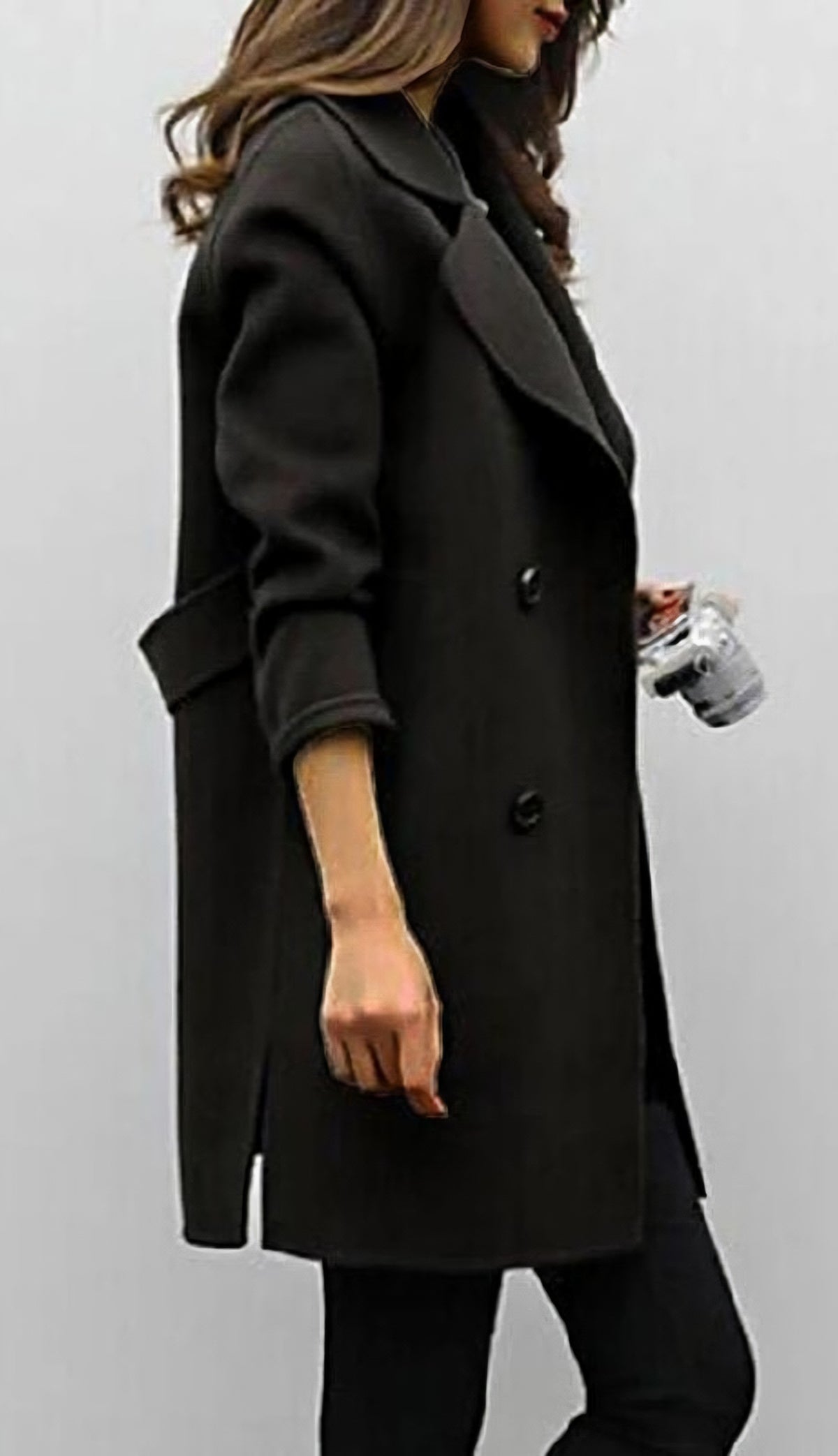 Manteau croisé à revers, coloris noir, porté en tenue