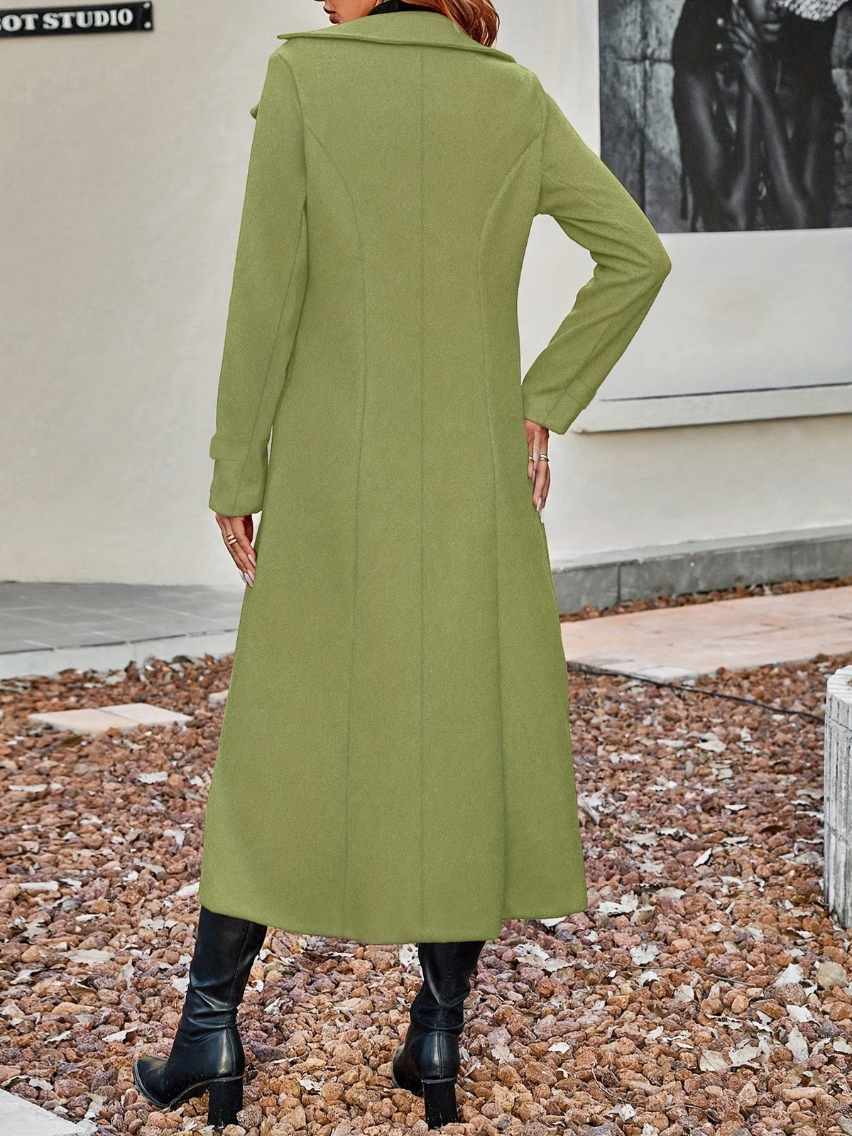 Manteau long croisé taillé, coloris vert clair, vue de dos