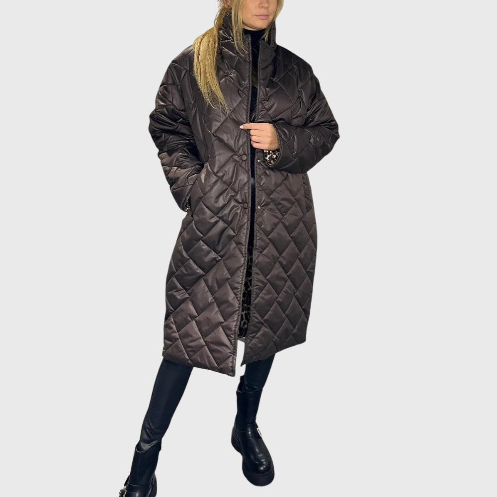 Manteau long matelassé réversible, coloris marron foncé, porté en tenue