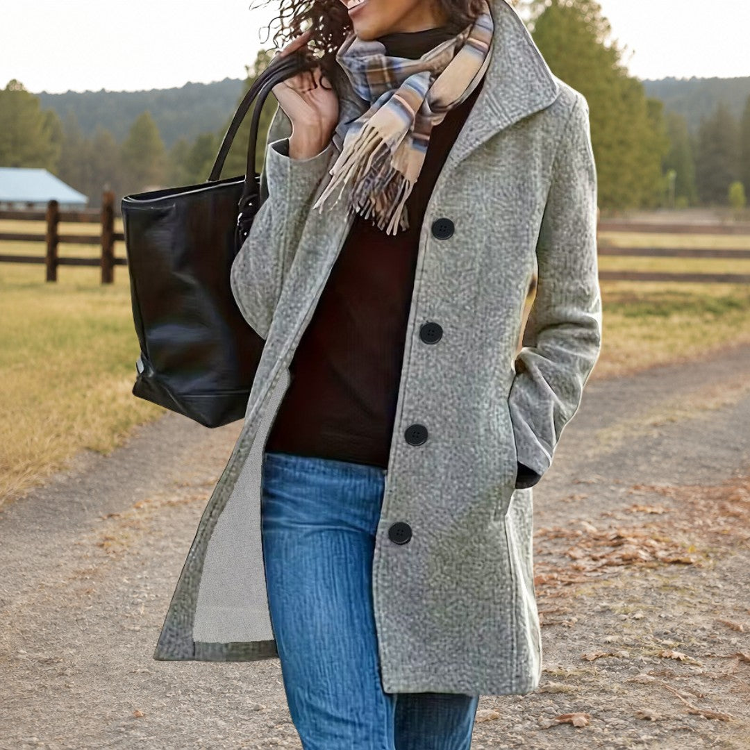 Manteau mi-long col montant, coloris gris clair, porté en tenue