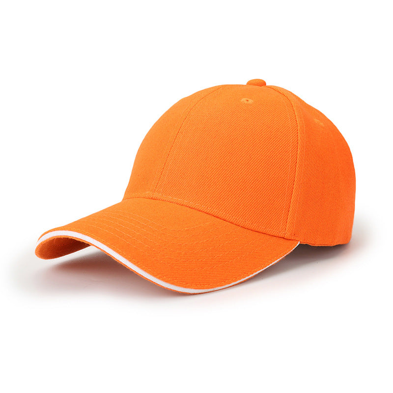 Casquette de baseball orange à visière bordée de blanc, vue de trois quarts