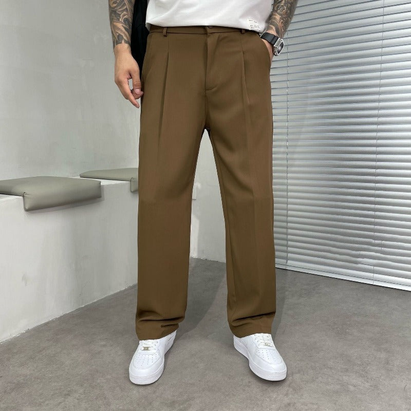 Pantalon large brun tabac à pinces, taille à passants et baskets blanches