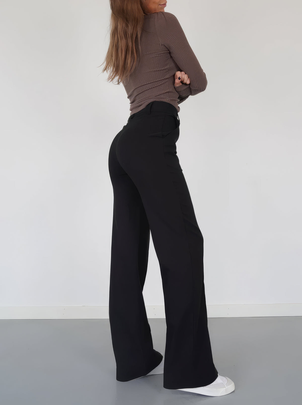 Pantalon droit taille haute, coloris noir, vue de dos