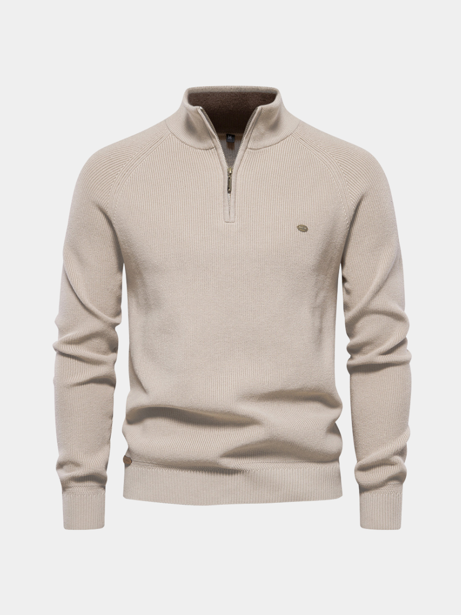 Pull écru à col montant zippé, maille côtelée et intérieur de col marron contrasté