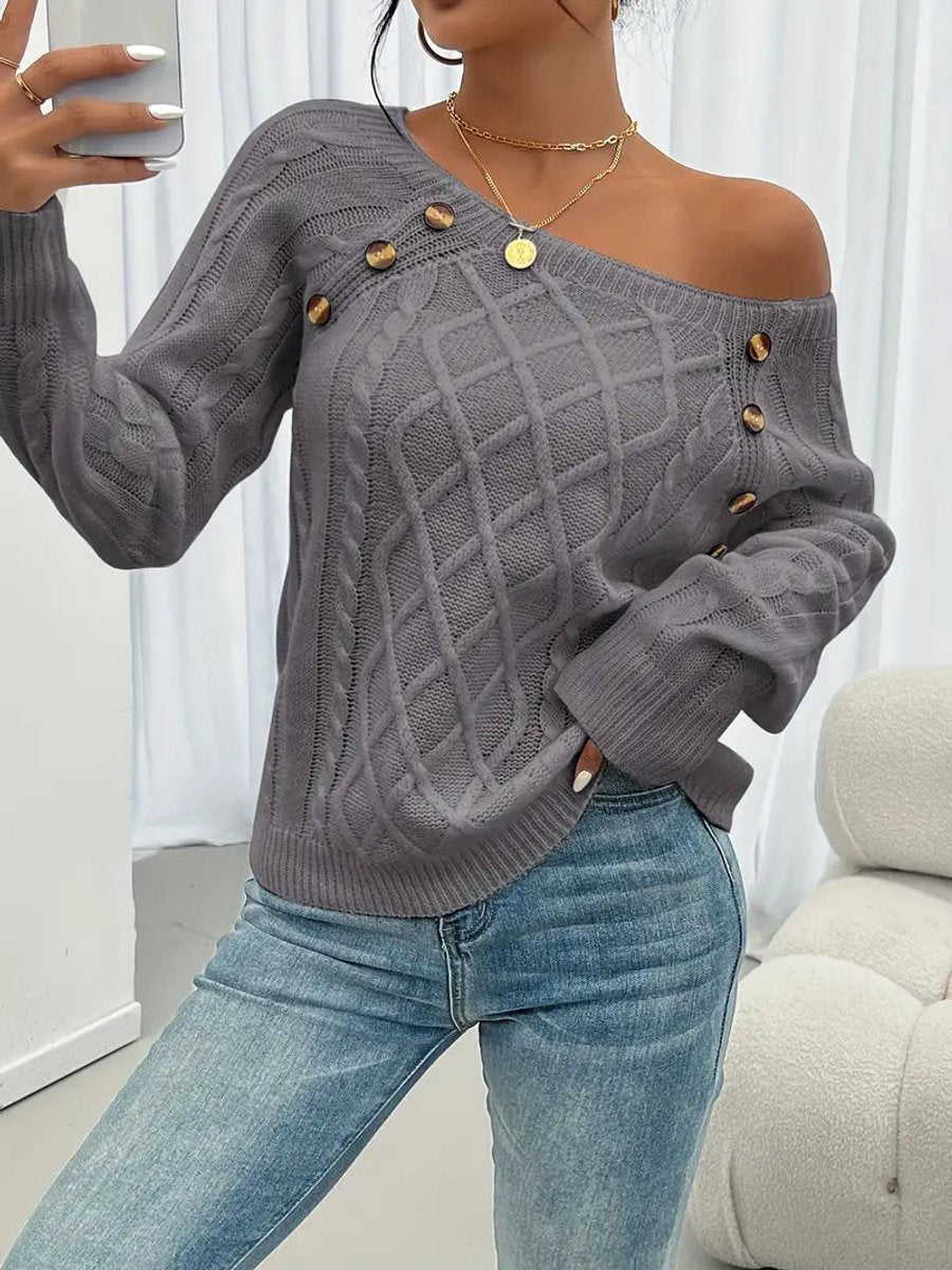Pull torsadé boutons décoratifs, coloris gris, porté en tenue