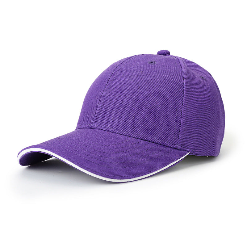 Casquette de baseball violette à visière bordée de blanc, vue de trois quarts