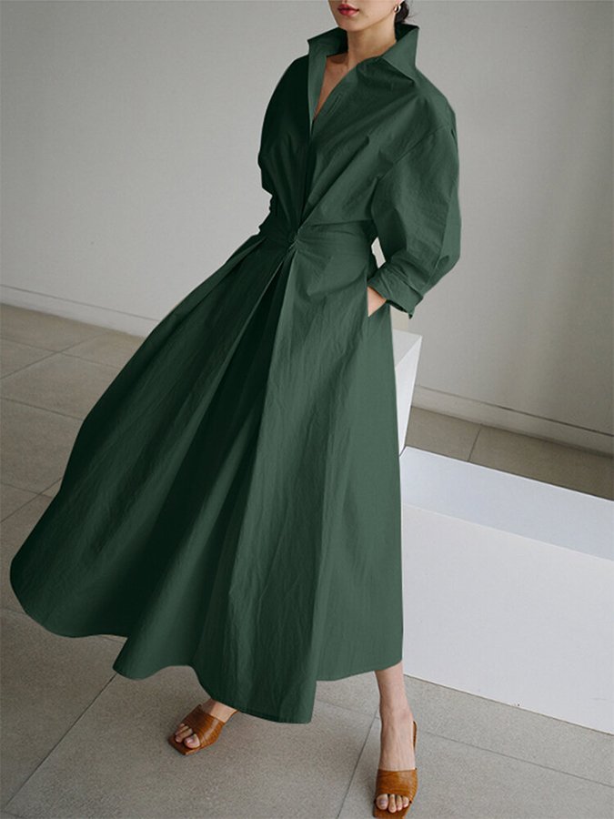 Robe chemise longue évasée, coloris vert forêt, vue de trois quarts