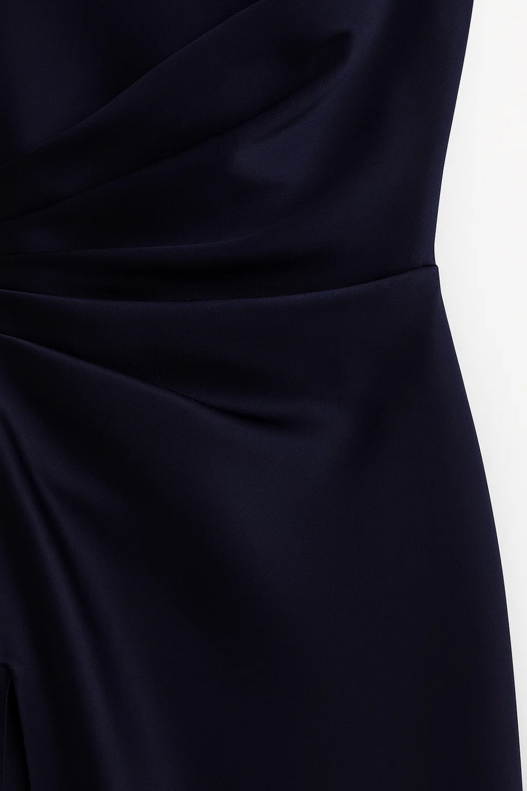 Robe longue une épaule, détail du drapé à la taille