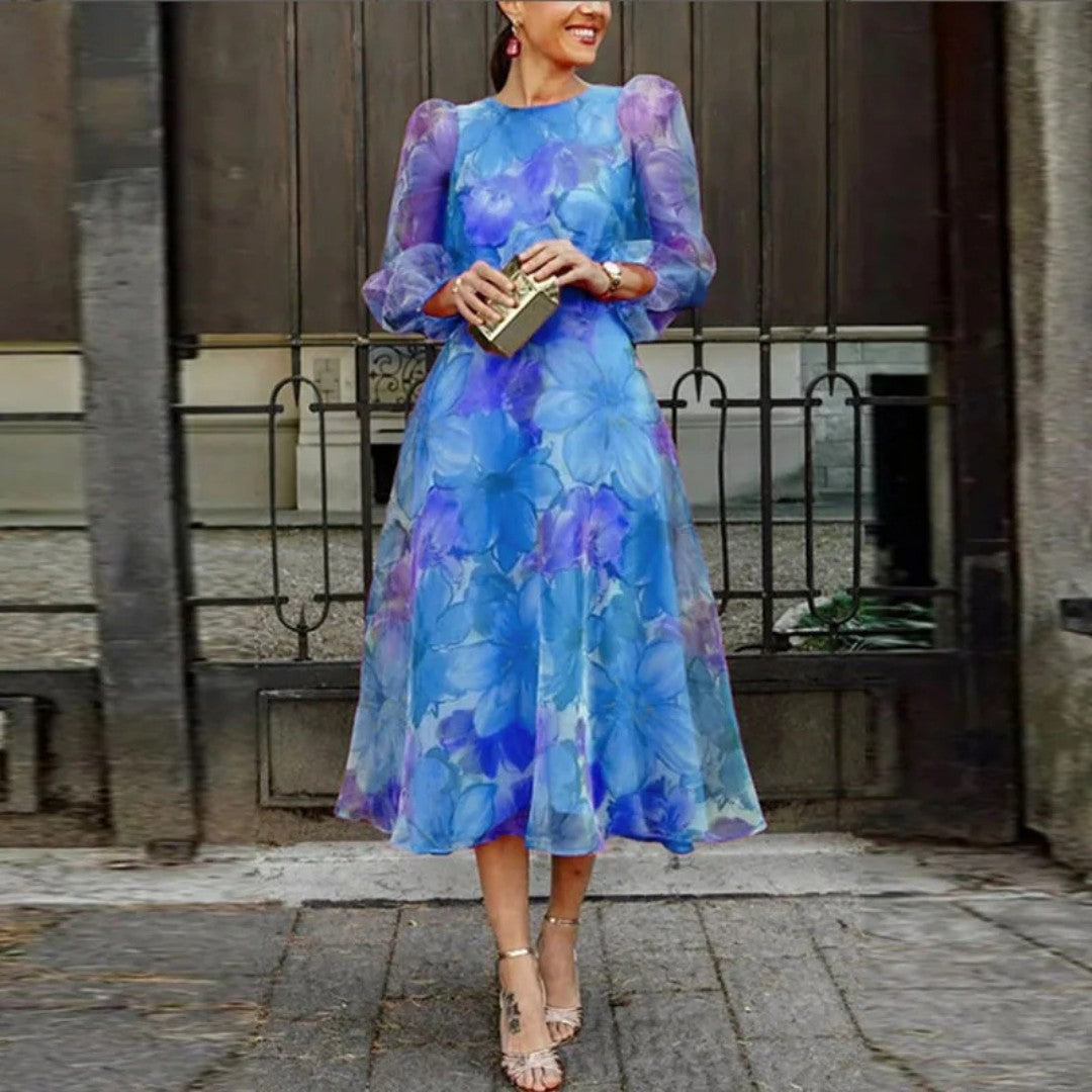 Robe midi femme à fleurs bleue, taille marquée et jupe évasée, portée en pied