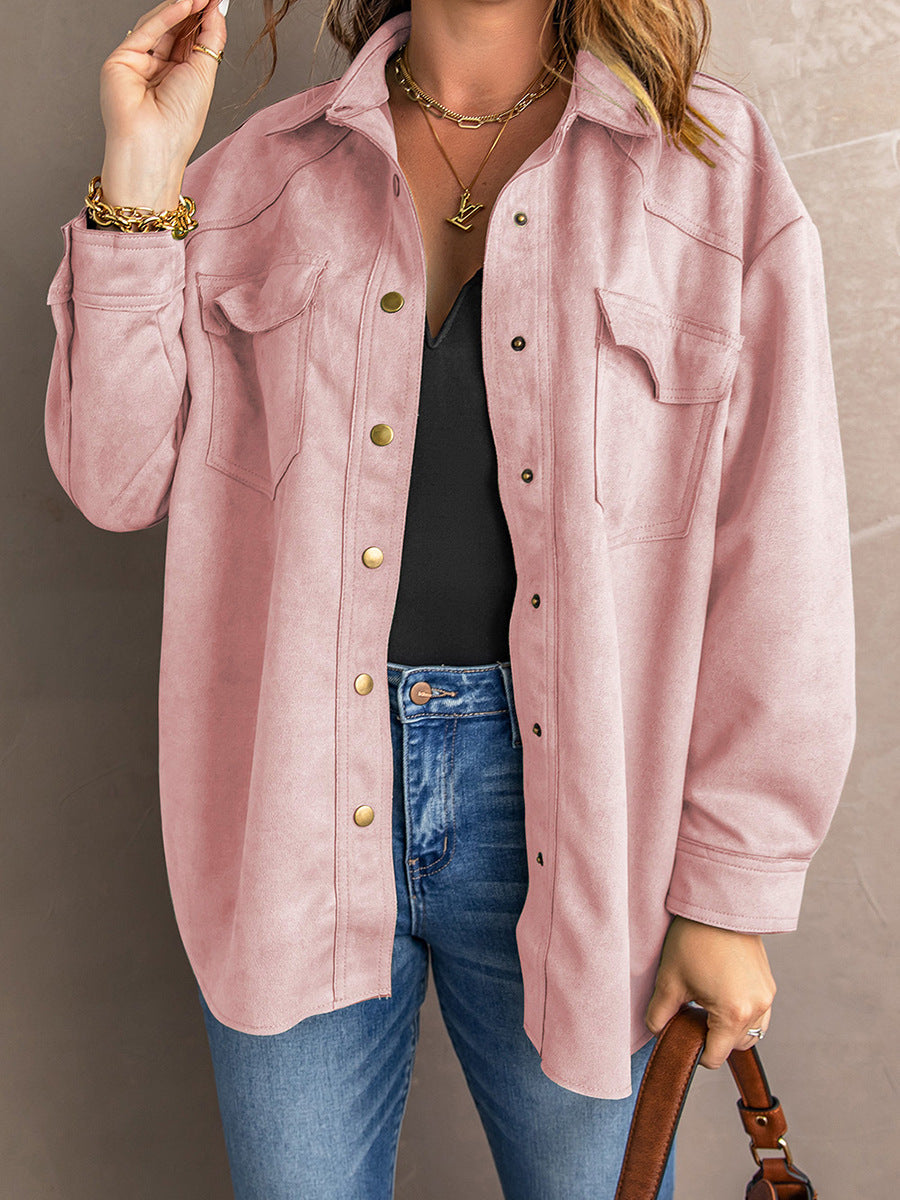 Surchemise oversize à boutons, coloris rose clair, porté en tenue