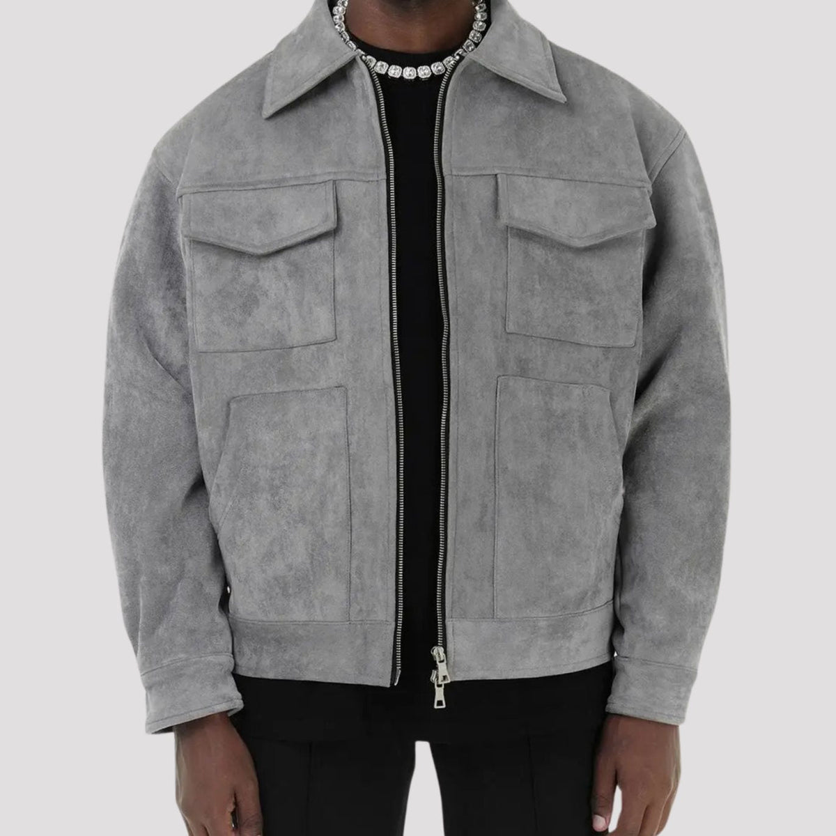 Veste courte effet daim grise portée ouverte, épaules tombantes