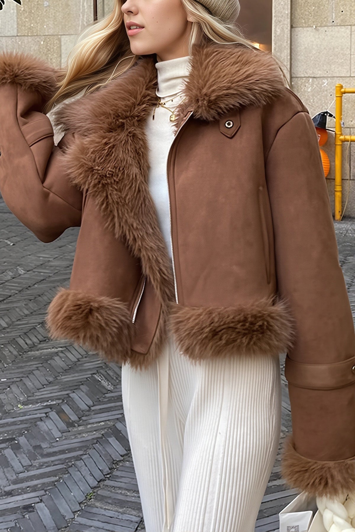 Veste courte grand col, coloris marron, vue de trois quarts