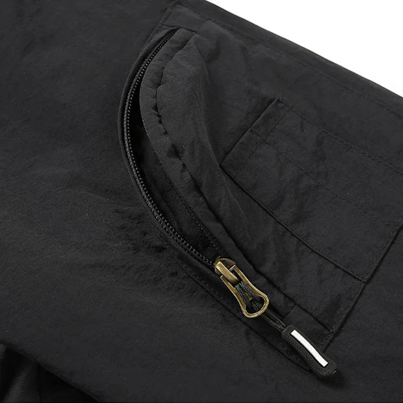 Veste utilitaire col montant, détail de la poche zippée