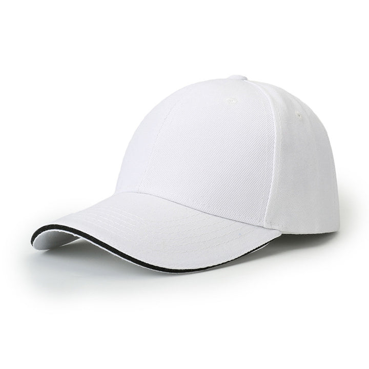 Casquette de baseball blanche de trois quarts, visière bordée de noir