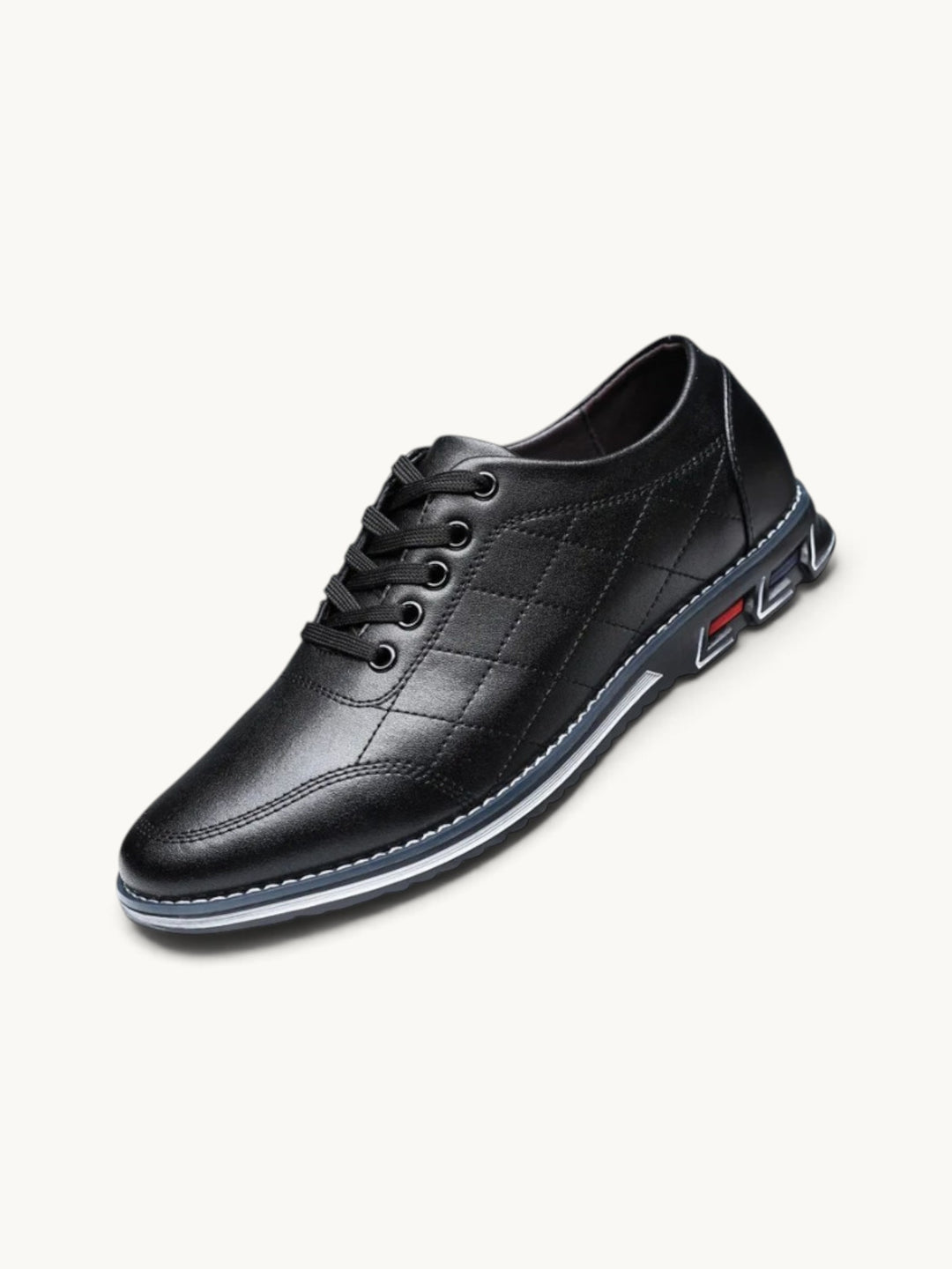 Chaussure basse en cuir noir matelassé avec semelle grise, lacets noirs et détail logo rouge sur le talon