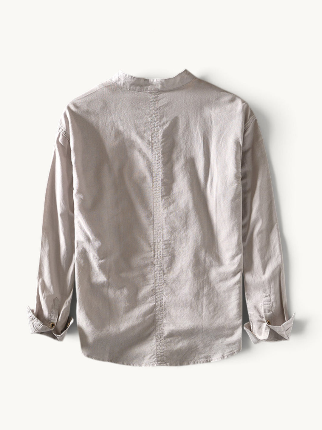 Chemise beige à col montant vue de dos, manches longues et poignets boutonnés
