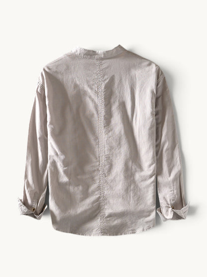 Chemise beige à col montant vue de dos, manches longues et poignets boutonnés
