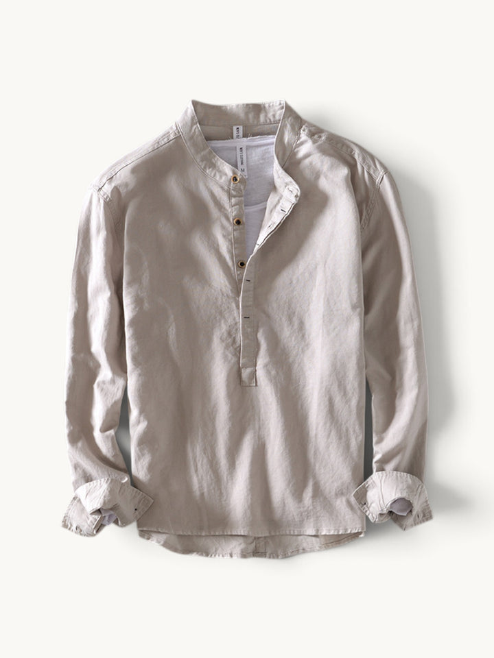 Chemise beige à col montant et patte boutonnée, posée à plat de face
