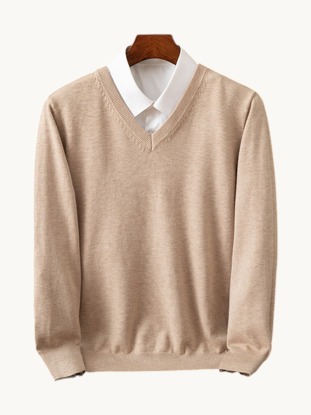 Pull en maille beige col en V avec chemise blanche contrastante en dessous