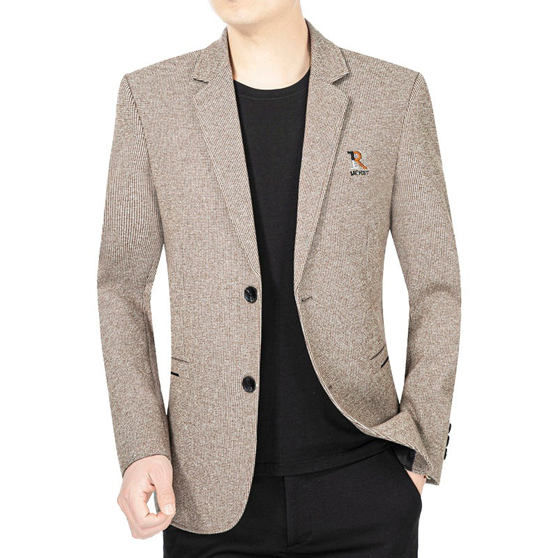 Blazer beige en tissu texturé porté sur un t-shirt noir, col cranté et deux boutons