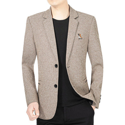 Blazer beige en tissu texturé porté sur un t-shirt noir, col cranté et deux boutons