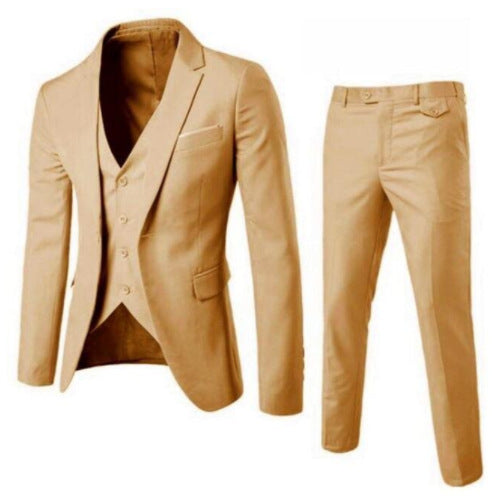 Costume beige trois pièces avec veste, gilet et pantalon assortis, présenté à plat