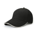 Casquette de baseball noire à visière bordée de blanc, vue de trois quarts