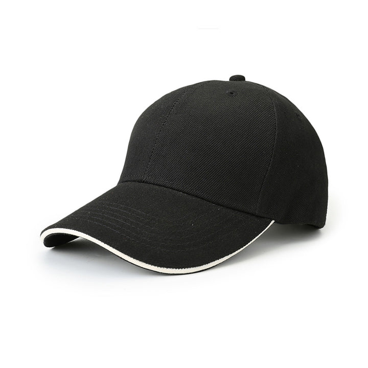 Casquette de baseball noire à visière bordée de blanc, vue de trois quarts