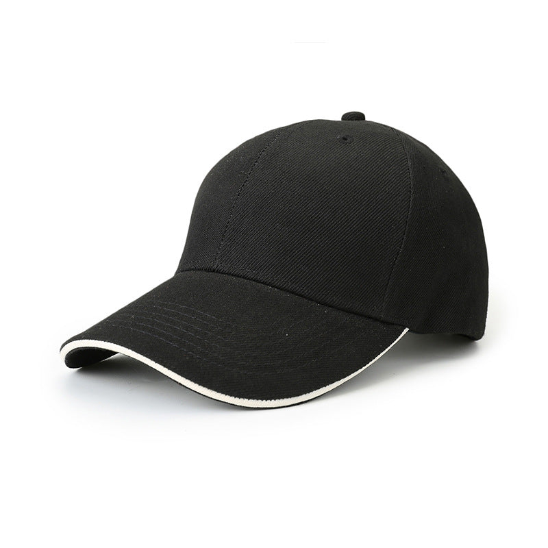 Casquette de baseball noire à visière bordée de blanc, vue de trois quarts