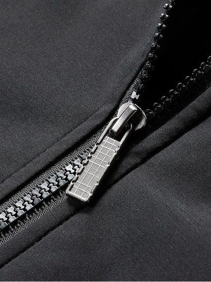 Blouson noir avec fermeture éclair métallique et doublure polaire, détail de la fermeture