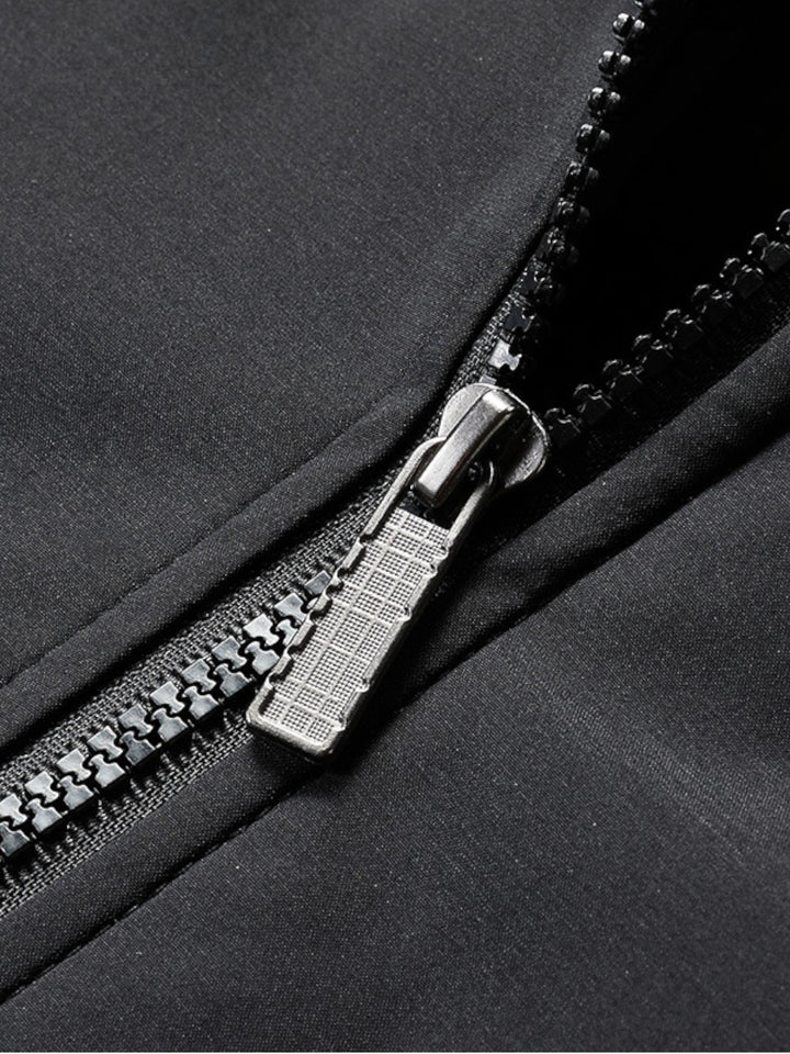 Blouson noir avec fermeture éclair métallique et doublure polaire, détail de la fermeture