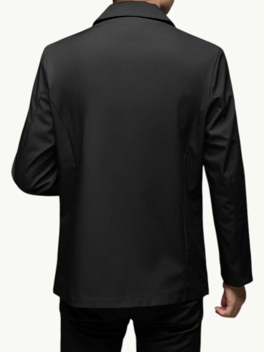 Manteau noir boutonné col classique, vue arrière sur modèle