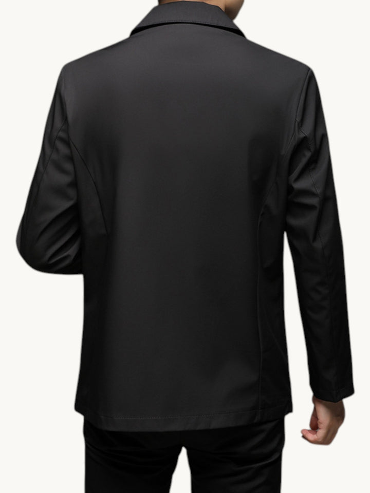 Manteau noir boutonné col classique, vue arrière sur modèle